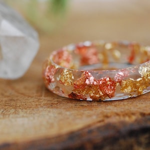 Gold Kupfer-Resin-Ring, facettierter Stapelring, klare dünne Ring, Gold-Kupferflocken, stapelbare Ringe für Frauen