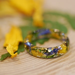 Floral Resin Ring with Sunflowers, Blue Pressed Flower Ring, Wildflowers Rings, Botanical Jewelry, Real Flower Jewelry, Mothers Day Gift image 3