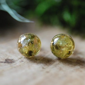 Gold Peridot Ohrstecker, August Birthstone Ohrringe, Edelstein Winzige Ohrstecker, grüne Harz Ohrringe für Frauen
