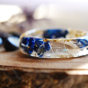 Blauer Lapislazuli Ring, lebendiger Blumenharzring September Birthstone Ring Geschenk, ungewöhnlicher Edelstein-Harzring, Kunstring für Frauen