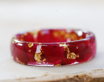 Anello fiore rosa rossa con scaglie d'oro, anello in resina fiore, anello rosa vero petalo, gioielli fiore pressato, anello di fidanzamento fiore