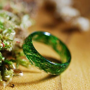 Ring van echt groen moshars, op de natuur geïnspireerde bossieraden, sprookjesstijl