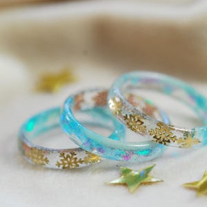 Glow in the Dark Schneeflocken Ring: Schillernder Schmuck aus Resin, Handgemacht