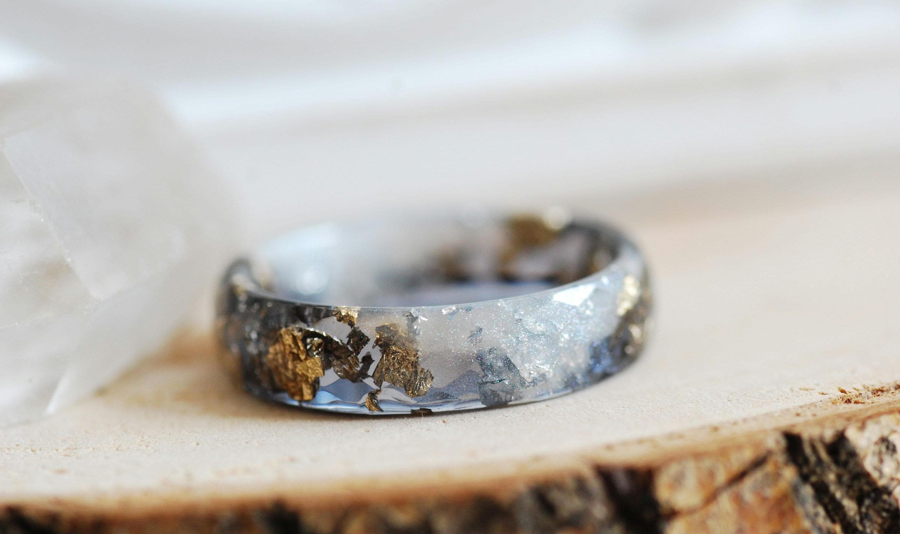 エレガントな黒と白のファセットリング、金と銀のフレークをあしらった エレガントな黒と白のファセットリング、金と銀のフレークをあしらった