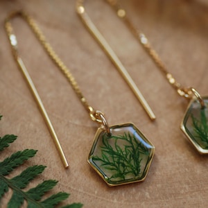 Pendientes de oro con forma de enhebrador y musgo, pendientes hexagonales chapados en oro de 14 k, pendientes colgantes de cadena de plata de ley, regalo de joyería forestal para ella