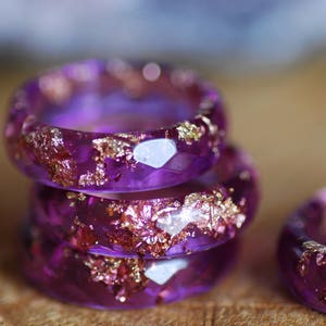 Anillo purpura de resina con copos dorados, anillo faceteado geometrico, joyeria de resina, anillo minimal y apilable, Estilo bohemio