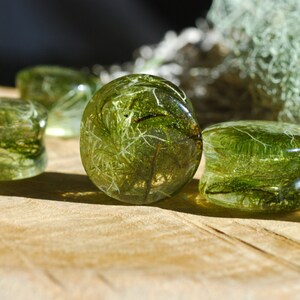 Peut inclure: Un ensemble de six jauges d'oreille en r&eacute;sine verte et transparente avec de la mousse s&eacute;ch&eacute;e int&eacute;gr&eacute;e. Les jauges sont rondes et ont une finition lisse et polie.