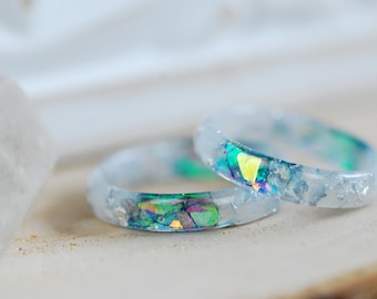 Anillo fino de resina iridiscente, anillos apilables con escamas de plata, anillo brillante arco iris, anillos de resina delgados, lindo anillo de hadas