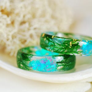 Bague en résine irisée avec mousse, bague féerique arc-en-ciel, bague forêt magique, beau cadeau bijoux aurore boréale pour elle