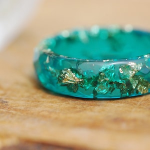 Smaragdgrüner Harzring mit Goldflocken, facettierter Stapelring, moderner minimalistischer Ring, Harzschmuck, Geschenk für Frauen
