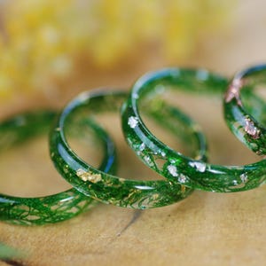 Dunne mosharsring, bosringen met planten, op de natuur geïnspireerde band, echte mossieraden cadeau voor vrouwen, cadeau voor Vaderdag