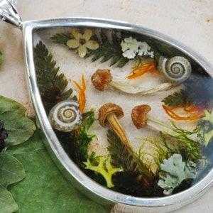 Collier champignon magique, pendentif en argent pur, cadeau pour amateur de champignons, collier en résine naturelle, bijoux forestiers image 6