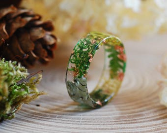 Nature Resin Ring with Real Moss and Copper Flakes · Handmade Botanical Jewelry