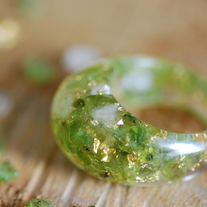 Grosse bague péridot vert, bague en résine dorée, bague Leo avec pierres précieuses, bague bulle des années 90, bijoux uniques pour femme