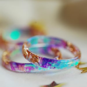 Bague arc-en-ciel scintillante, bague holographique fine, bague superposable licorne, bague en résine sirène, anneau fantaisie coloré, cadeaux pour meilleur ami