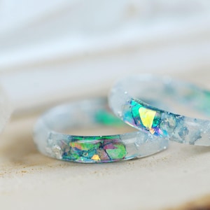 Bague fine irisée pour femme, bagues superposables arc-en-ciel avec flocons d&#39;argent, bague en résine céleste, bague fée fine, bague unique pour elle