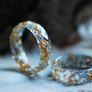 Ring van heldere hars met zilveren en gouden vlokken, minimalistische stapelsieraden