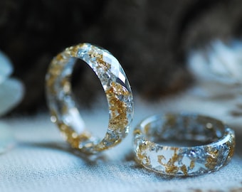 Minimalistischer Stapelring aus klarem Harz mit Silber- und Goldflocken