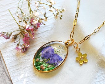 Collar ovalado con flor de nacimiento personalizada, colgante de resina único con piedra de nacimiento de rubí, regalo de cumpleaños para Leo.
