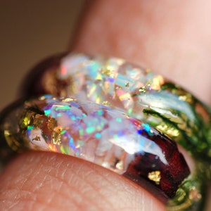Anillo de ópalo rosa, anillo con piedra natal de octubre, anillo con flor de rosa, anillo de resina rosa, anillo de ópalo blanco arcoíris, regalo de ópalo con piedra natal.