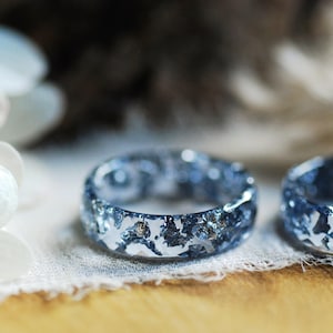 Anel de resina facetada cinza com flocos de prata, joias de inverno