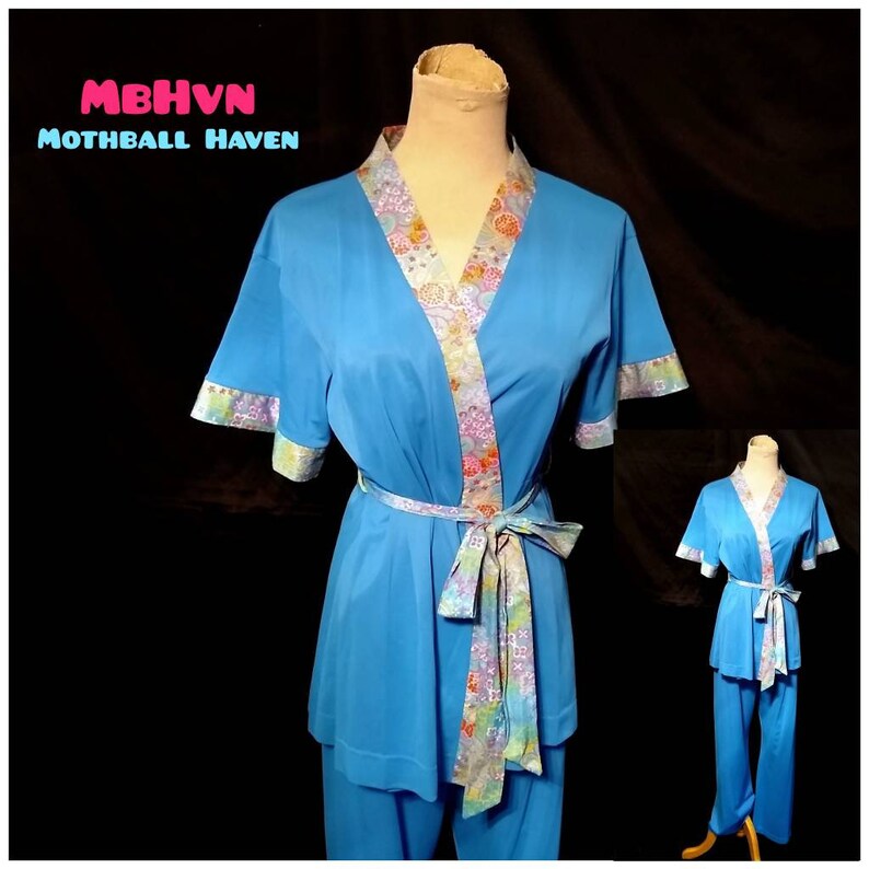 Vtg 60s Flower Power Turquoise Nylon Pajama Set Sz M Vintage 1960s Gossard Wrap Around Belted Robe PJ Top /& Matching Bottoms Size Medium
