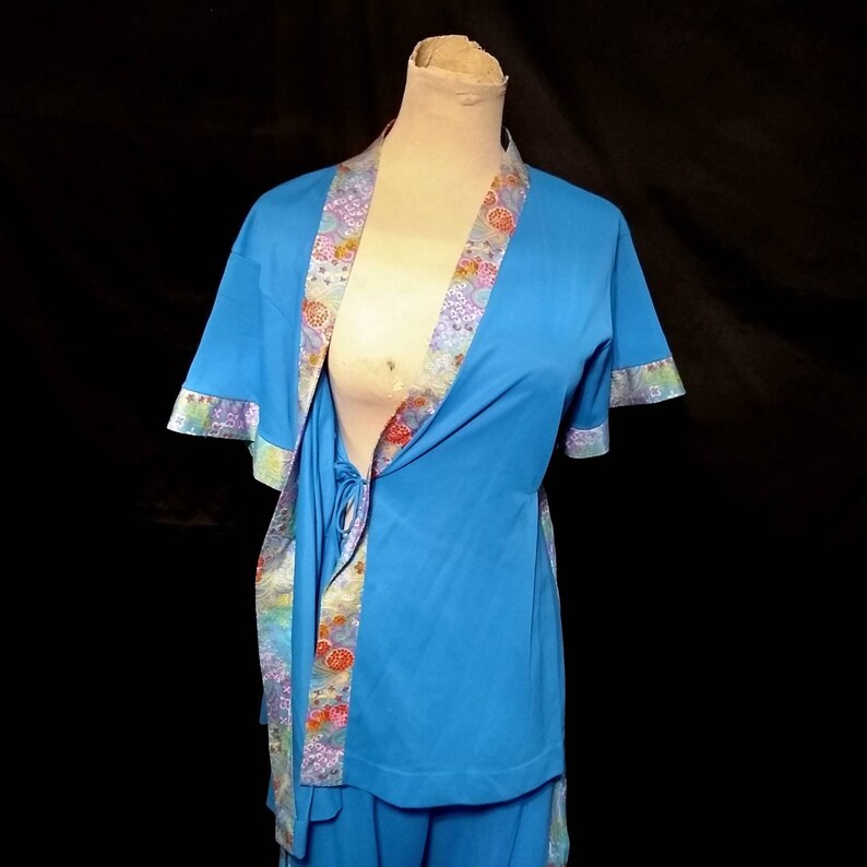 Vtg 60s Flower Power Turquoise Nylon Pajama Set Sz M Vintage 1960s Gossard Wrap Around Belted Robe PJ Top /& Matching Bottoms Size Medium