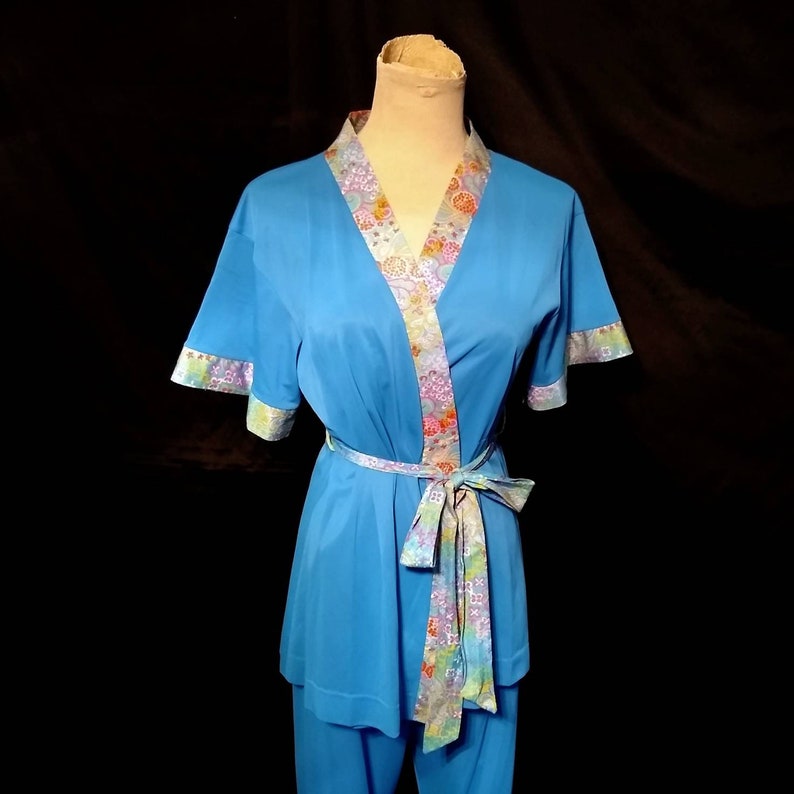 Vtg 60s Flower Power Turquoise Nylon Pajama Set Sz M Vintage 1960s Gossard Wrap Around Belted Robe PJ Top /& Matching Bottoms Size Medium