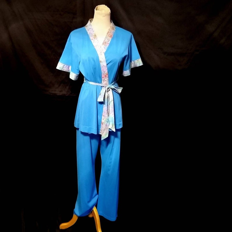 Vtg 60s Flower Power Turquoise Nylon Pajama Set Sz M Vintage 1960s Gossard Wrap Around Belted Robe PJ Top /& Matching Bottoms Size Medium