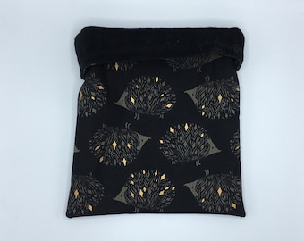 寝袋、抱き袋、黒と金の幾何学模様のハリネズミ柄（ハリネズミ、フクロモモンガ、モルモット、ネズミ、その他の小動物用）