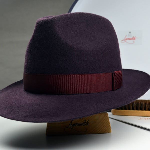 Fédora | La SOPRANO | Chapeau Fedora en feutre de laine prune pour homme | Chapeaux Fedora pour hommes | Chapeau en feutre pour homme | Accessoires de mode | Tenue de grosse tête | Cadeaux