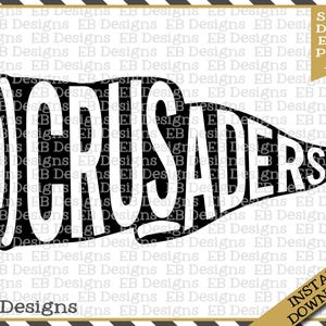 Puede incluir: Un diseño de banner en blanco y negro con la palabra "CRUSADERS" en letras blancas en negrita. El banner está ligeramente curvado y tiene forma de banderín. El fondo tiene un patrón repetido de "EB Designs".