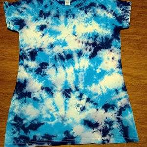 Bright Blues Ladies Soft Style Tie Dye Shirt Size Large