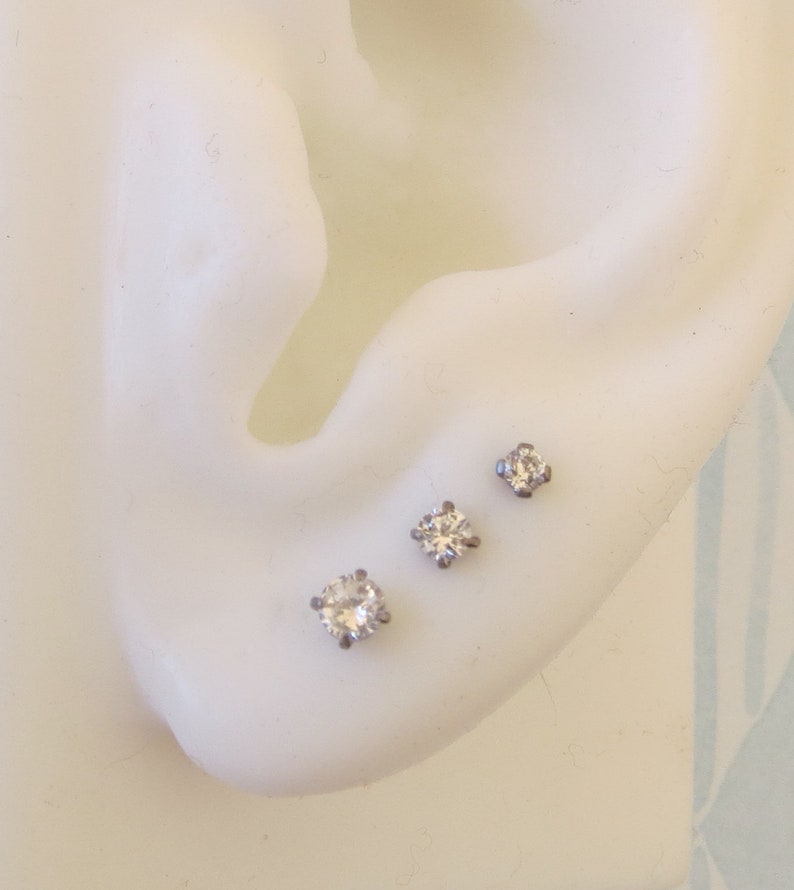 Boucles d'oreilles à tige en titane, boucles d'oreilles en pierres précieuses en zircone cubique en 3 tailles Clous de cartilage 21 g pour homme ou femme Goujon simple ou paire image 1