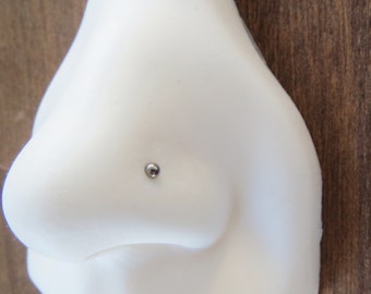 Petit clou de nez en titane avec tête bombée minimaliste, anneau nasal coudé en L hypoallergénique, titane de qualité implantaire pour piercings nasaux sensibles