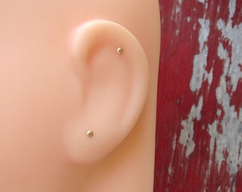 Petites boucles d'oreilles puces en plaqué or 14 carats, tige unisexe de calibre 21 (à l'unité ou par paire), fabriquées aux États-Unis.