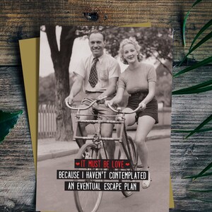 Carta sarcastica per lui. Deve essere amore. Divertente biglietto di anniversario. Carta per un lui. Scheda fotografica. Carta per lei. Biglietti d'auguri divertenti.