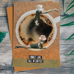 Oubliez l'amour qui tombe dans le café. Carte pour un ami. Amitié. Cartes de voeux drôles. Amateur de café.