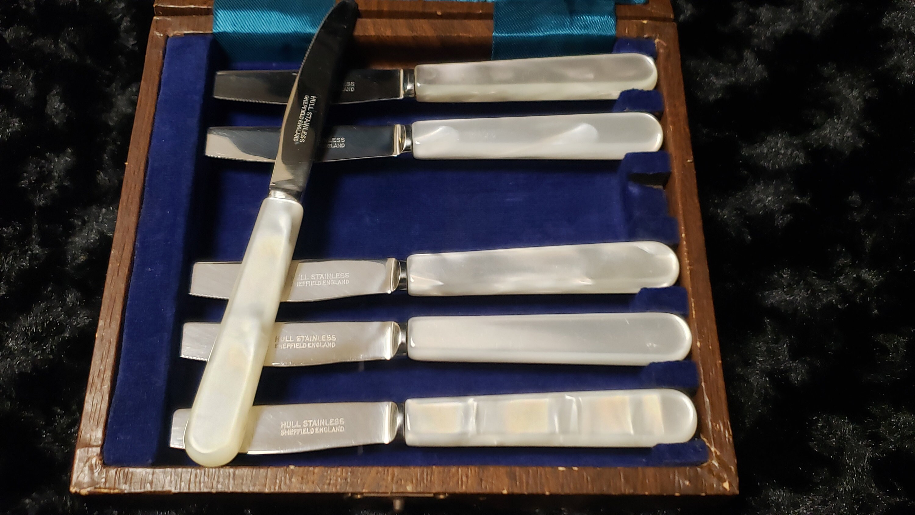 Vintage Hull Stainless Steel Serrated Butter Knife Set With White