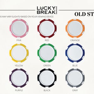 Op de afbeelding: Negen pokerchips in casinostijl, elk met een wit midden en een gekleurde buitenring. Kleuren zijn roze, rood, oranje, geel, groen, blauw, paars, zwart en grijs. De tekst "OLD STYLE" staat bovenaan.