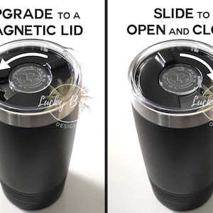 Op de afbeelding: Een zwarte roestvrijstalen beker met een helder, magnetisch deksel. Het deksel schuift open en dicht. De beker heeft een getextureerd buitenkant.