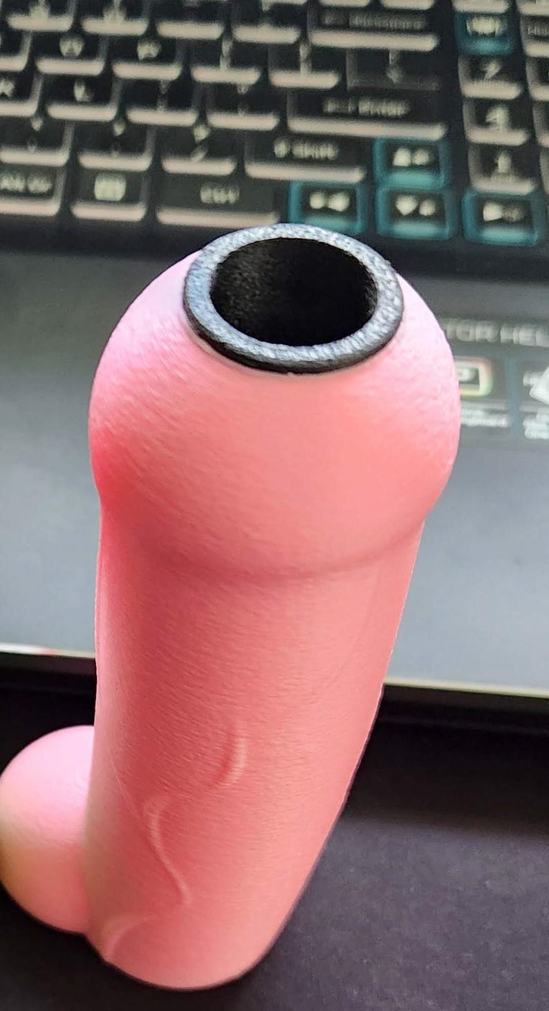 this is a picture of the high-temp plastic insert, which adds to the heat resistance of the handles inner core. without this insert, this color is prone to warping.