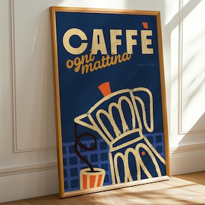 Peut inclure: Une affiche encadrée avec un fond bleu marine représentant une illustration dorée d'une cafetière et d'une tasse. Les mots "CAFFE ogni mattina" sont en lettres dorées. L'affiche est dans un cadre en bois.