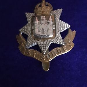 Das originale Mützenabzeichen des East Surrey Regimiums