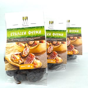Könnte beinhalten: Drei durchsichtige Plastikbeutel mit getrockneten Datteln, jeweils mit einem Etikett mit der Aufschrift "КРАЛСКИ ФУРМИ" und "200 g". Die Verpackung zeigt eine Grafik von Datteln in einem Holzlöffel, ein Logo mit drei Blättern und grüne Akzente.