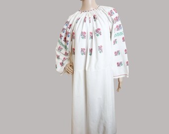 Romanian peasant dress, hand embroidered vintage Romanian dress , hand made traditional dress , size M-L