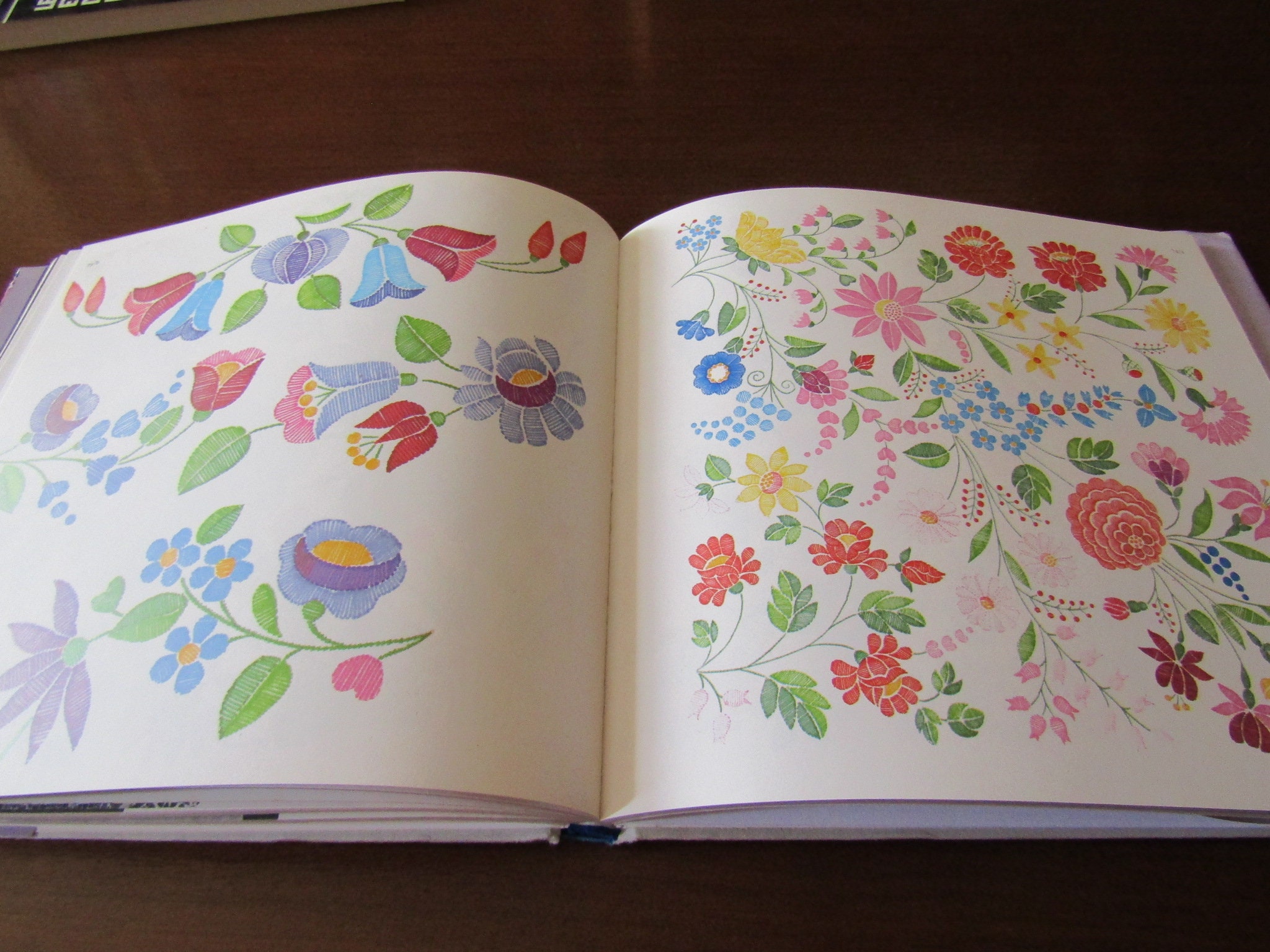 カロチャの花の刺繍 - カロチャイ・ヴィラーゴク、レンギエル