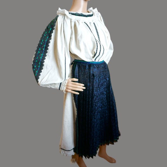 Antique Romanian traditional clothing,  Romanian … - image 2