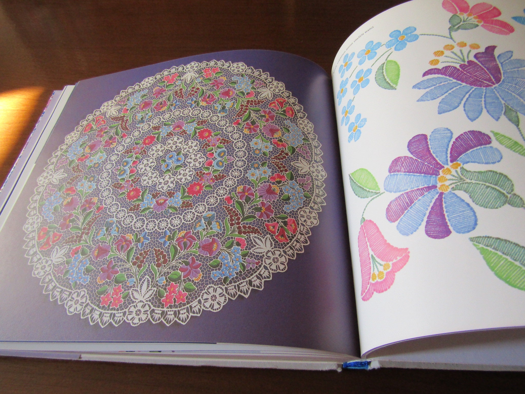 ヴィンテージ本 ハンガリーの花刺繍 カロチャ Kalocsai Viragok カロチャの花の刺繍 - カロチャイ・ヴィラーゴク、レンギエル
