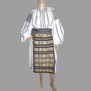 Handgemachte rumänische Tracht mit schwarzen Stickereien, rumänische Kleidung mit prächtigen handgefertigten Schürzen Größe L-XL